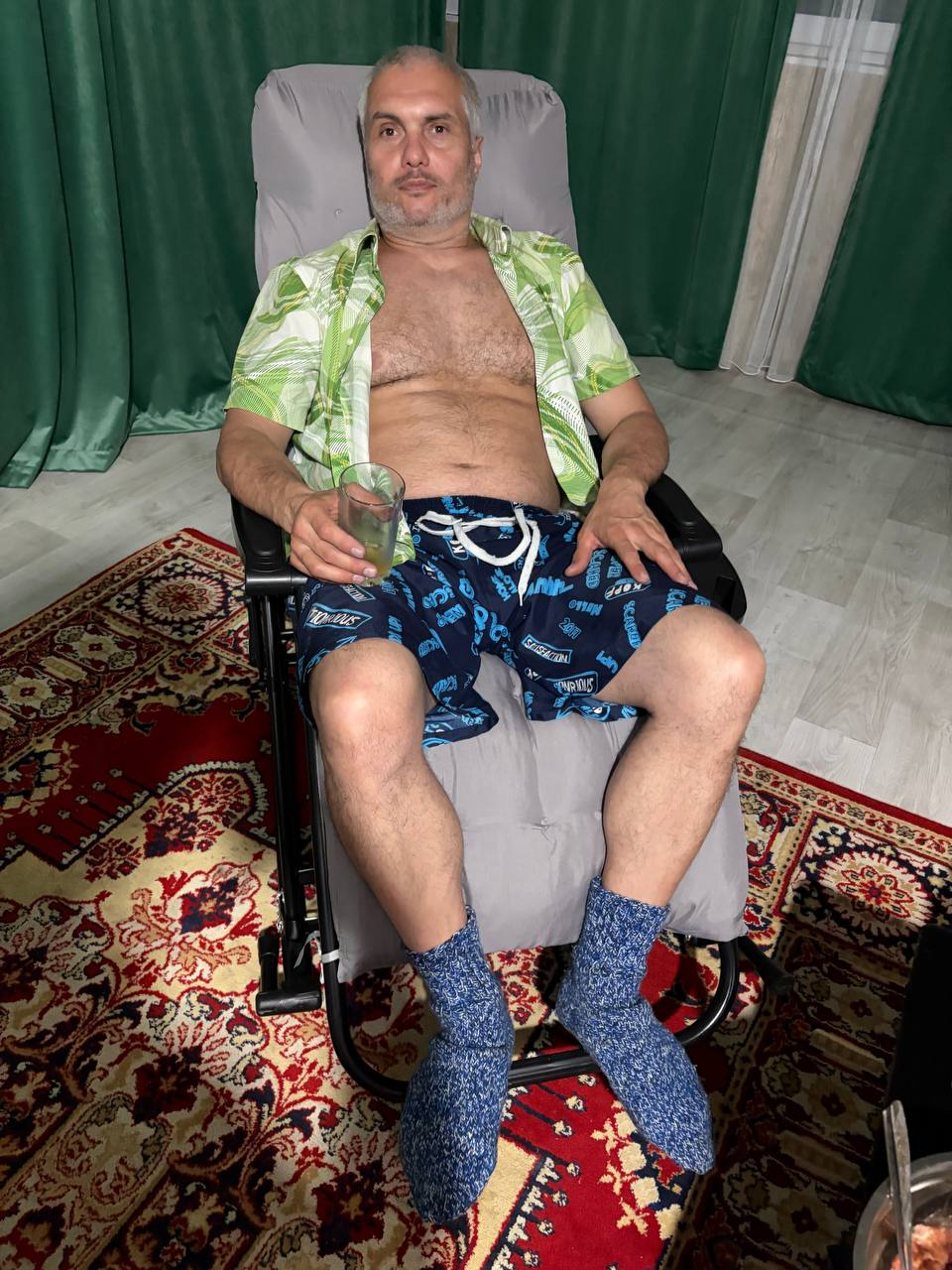 Папа отдыхает дома в кресле