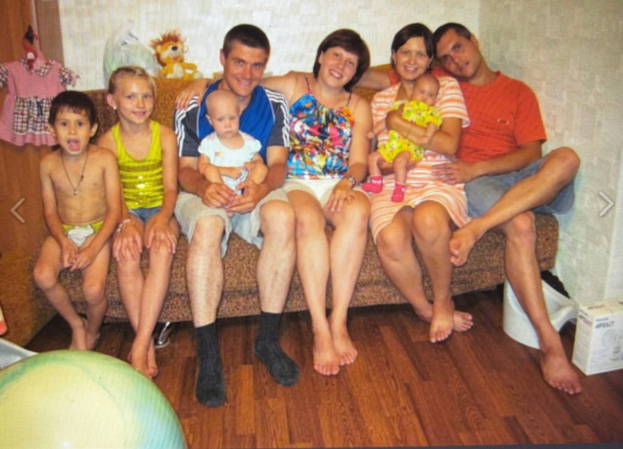 Большая семья на архивной фотографии