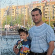 Архивное фото: маленький Никита с папой у фонтана