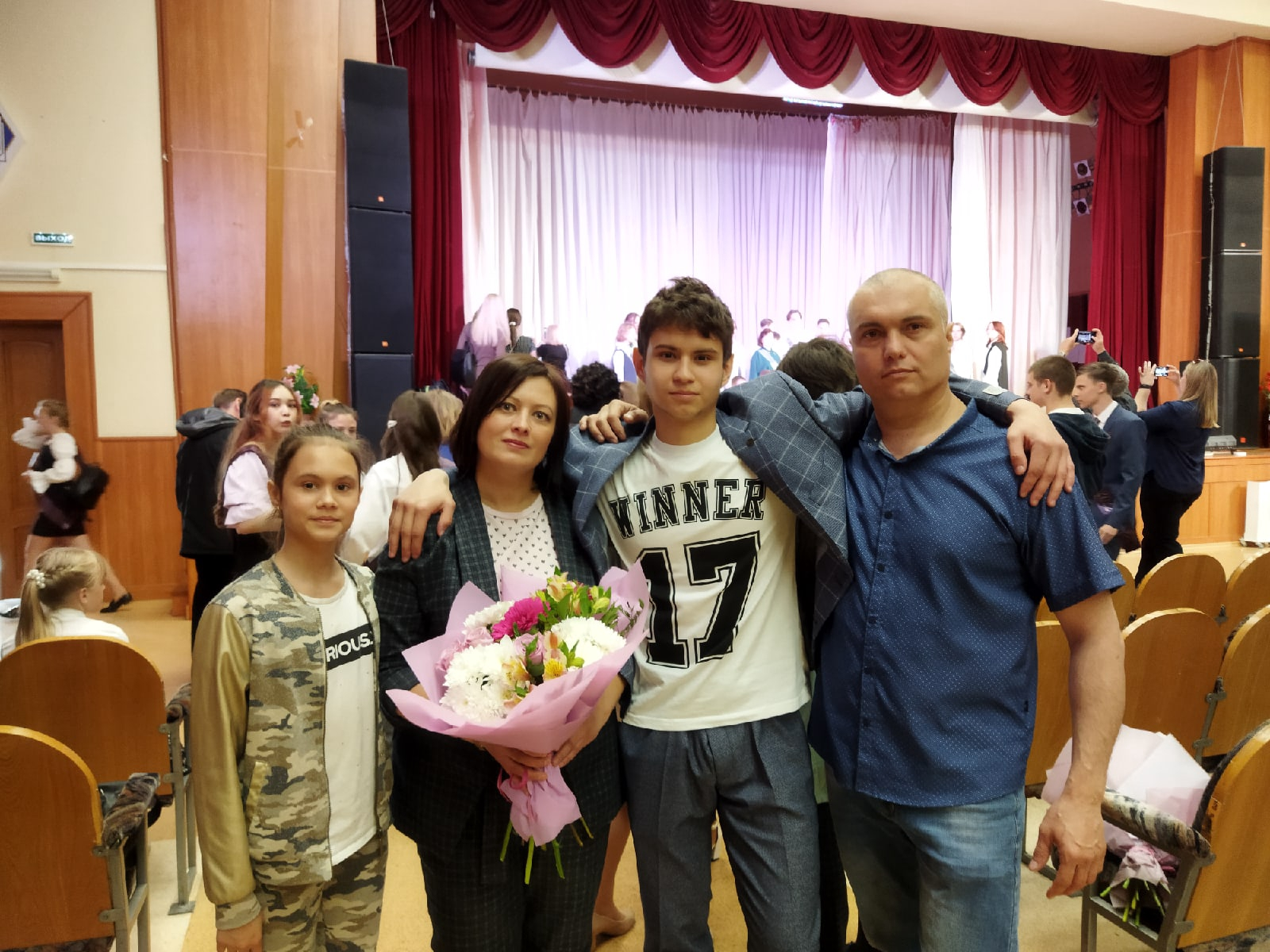 Семейный кадр: Никита с родителями и девочкой, с букетом цветов